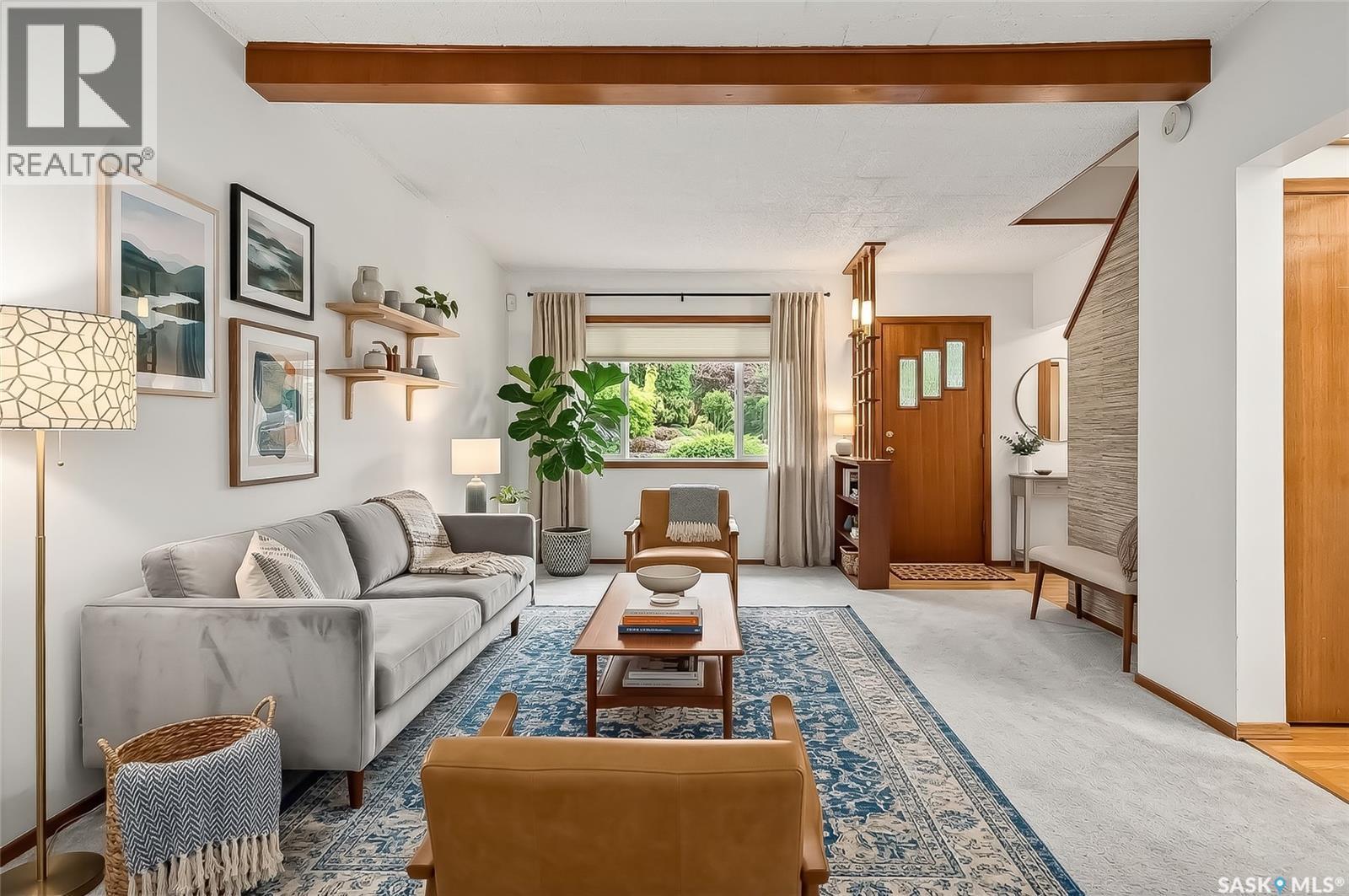 528 Athabasca Street E, Moose Jaw, SK - Indoor Photo Showing Living Room