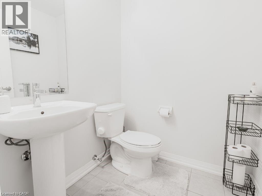 Bathroom featuring light tile patterned floors - 1206 Main Street E Unit# 113, Milton, ON - Indoor Photo Showing Bathroom