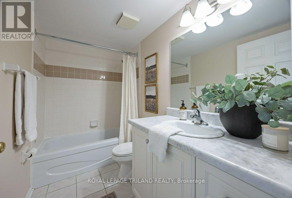 1105 - 155 Kent Street, London East (East F), ON - Indoor Photo Showing Bathroom