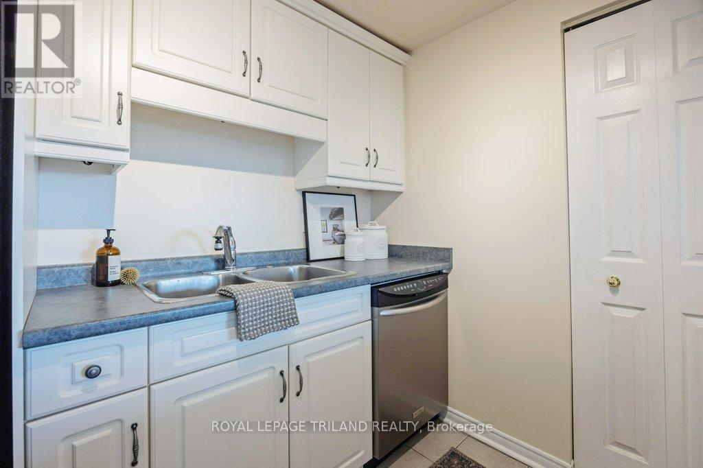 1105 - 155 Kent Street, London East (East F), ON - Indoor Photo Showing Kitchen With Double Sink