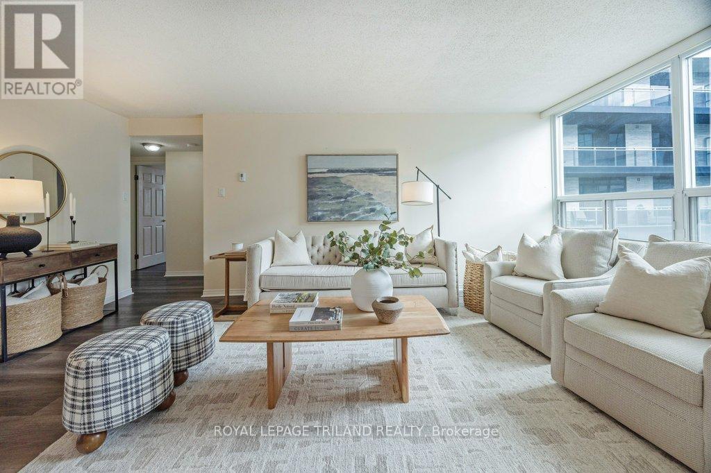 1105 - 155 Kent Street, London East (East F), ON - Indoor Photo Showing Living Room
