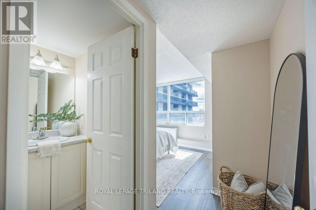 1105 - 155 Kent Street, London East (East F), ON - Indoor Photo Showing Bathroom