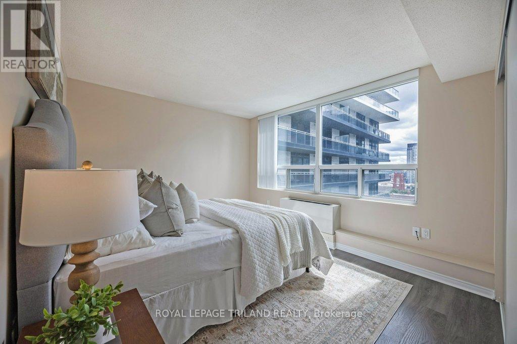 1105 - 155 Kent Street, London East (East F), ON - Indoor Photo Showing Bedroom