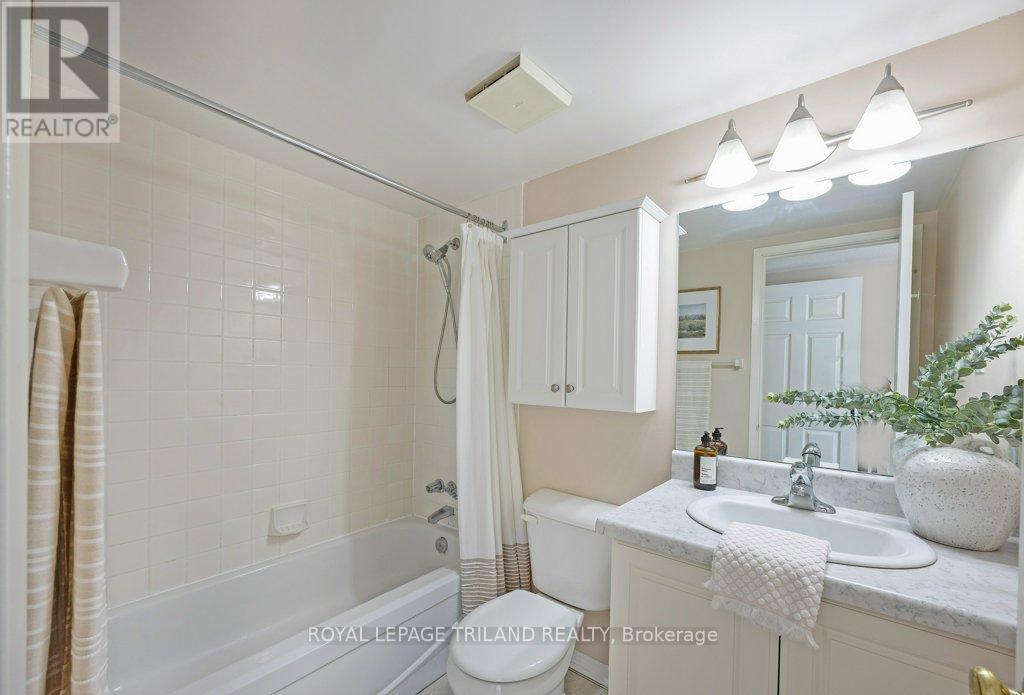 1105 - 155 Kent Street, London East (East F), ON - Indoor Photo Showing Bathroom