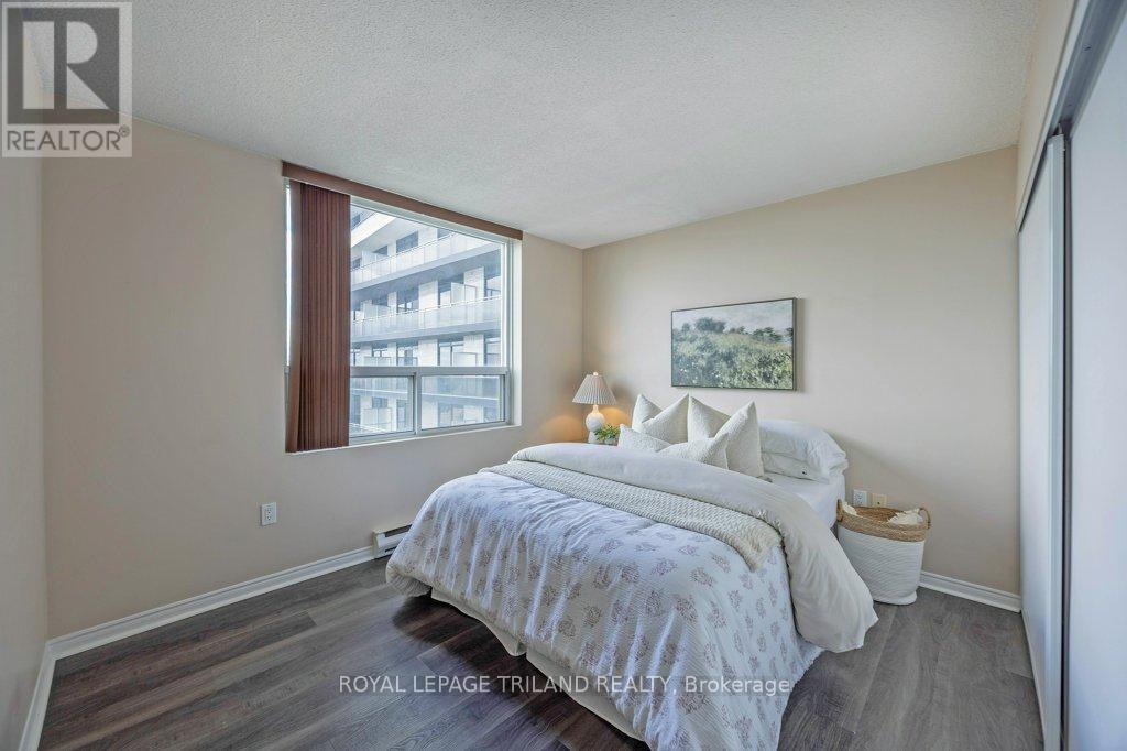 1105 - 155 Kent Street, London East (East F), ON - Indoor Photo Showing Bedroom