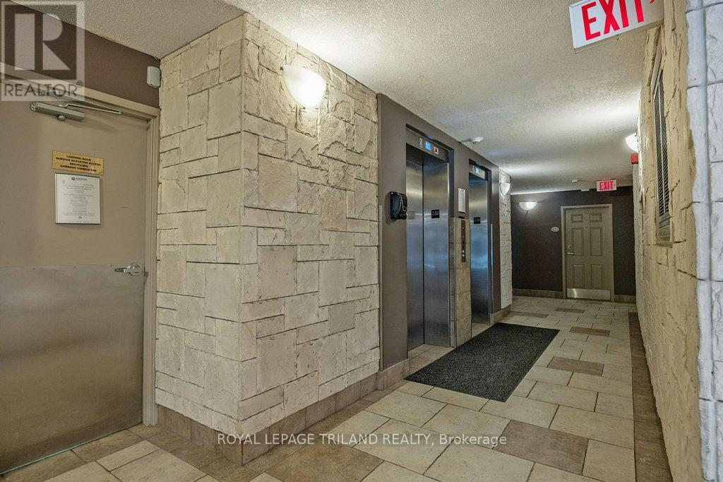 1105 - 155 Kent Street, London East (East F), ON - Indoor