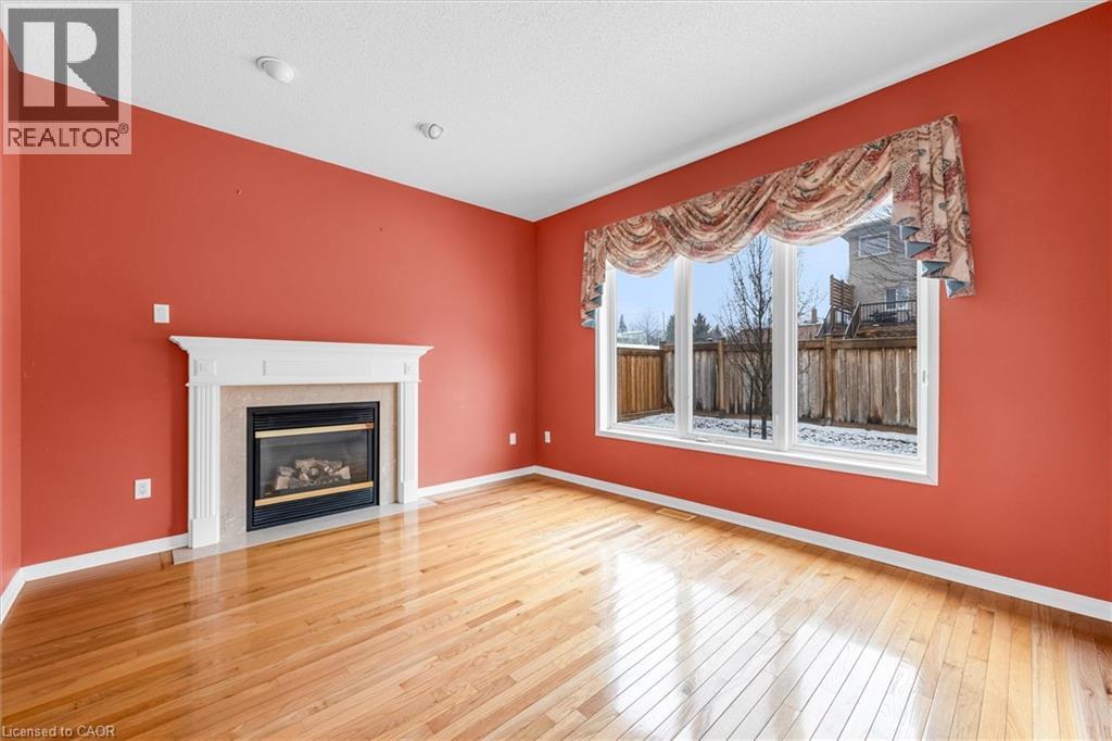 10 Davidson Boulevard Unit# 1, Dundas, ON - Indoor Photo Showing Living Room With Fireplace