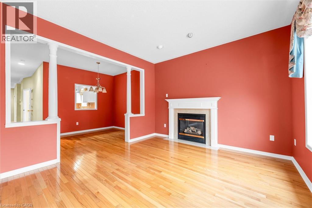 10 Davidson Boulevard Unit# 1, Dundas, ON - Indoor Photo Showing Living Room With Fireplace