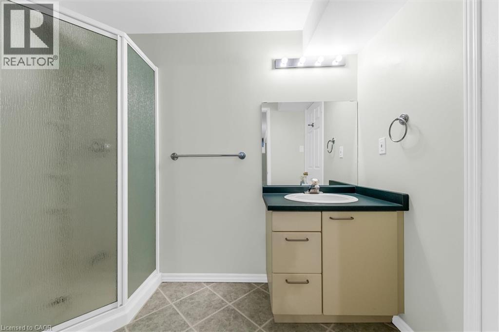 10 Davidson Boulevard Unit# 1, Dundas, ON - Indoor Photo Showing Bathroom