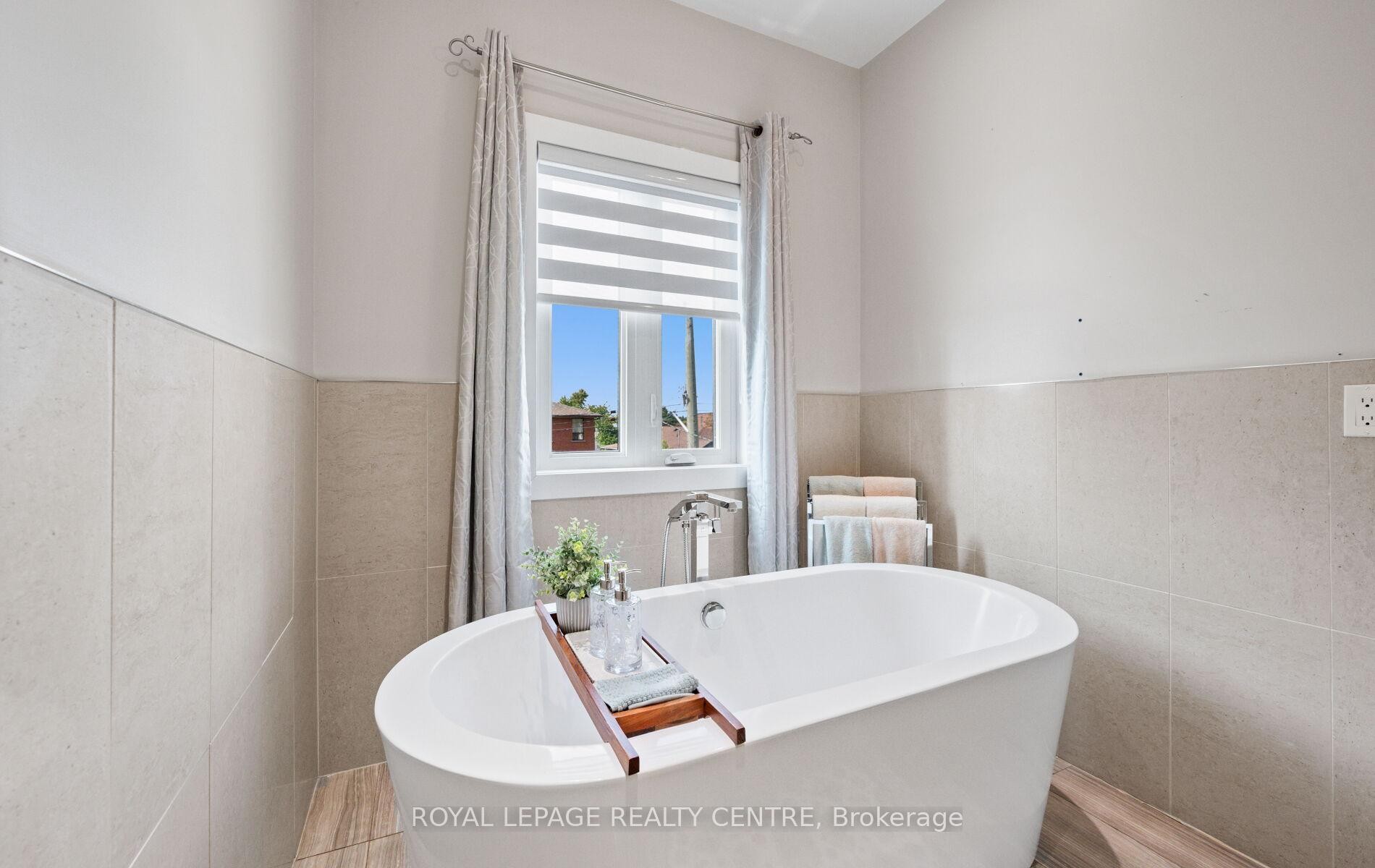 1071 Westmount Avenue, Mississauga, ON - Indoor Photo Showing Bathroom