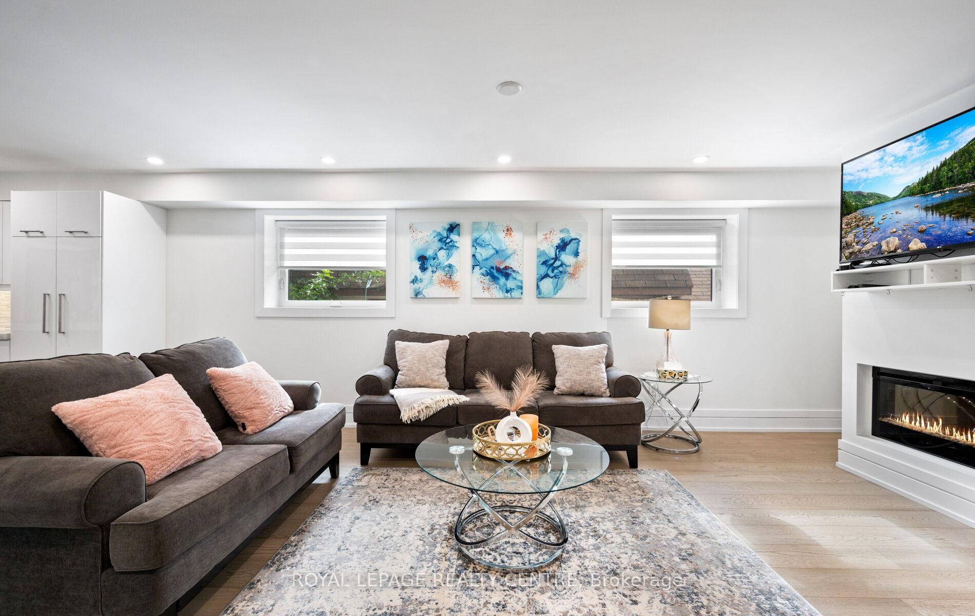 1071 Westmount Avenue, Mississauga, ON - Indoor Photo Showing Living Room With Fireplace