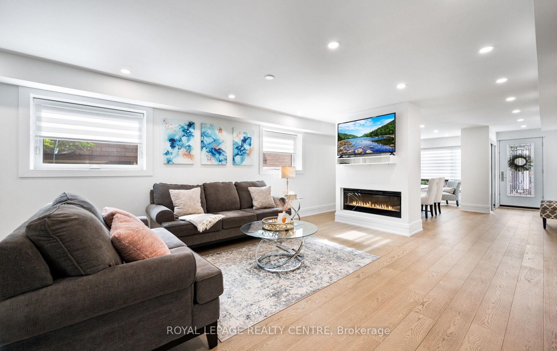1071 Westmount Avenue, Mississauga, ON - Indoor Photo Showing Living Room With Fireplace