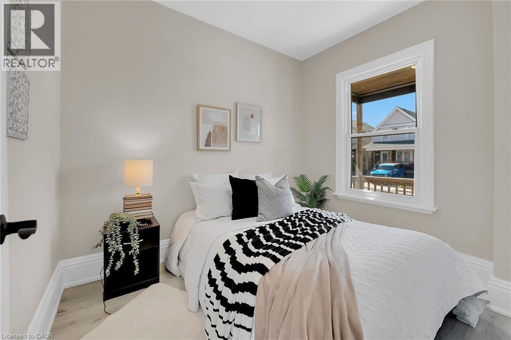 70 Robins Avenue, Hamilton, ON - Indoor Photo Showing Bedroom