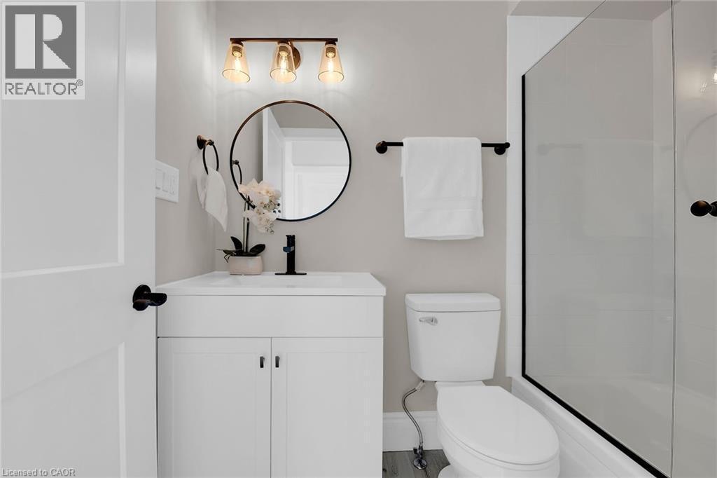 70 Robins Avenue, Hamilton, ON - Indoor Photo Showing Bathroom