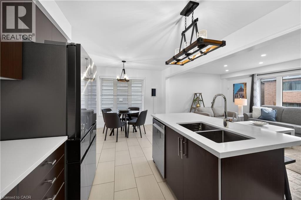 30 Patterson Drive, Caledonia, ON - Indoor Photo Showing Kitchen With Double Sink With Upgraded Kitchen