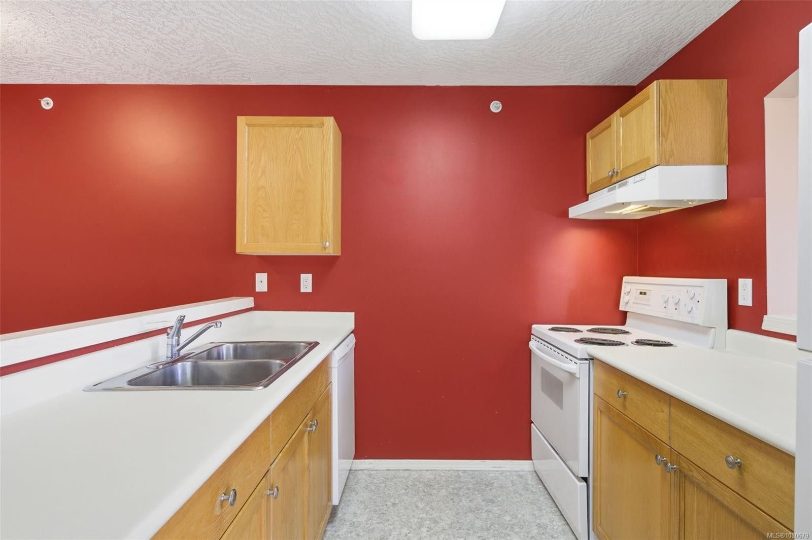 306-330 Brae Rd, Duncan, BC - Indoor Photo Showing Kitchen With Double Sink