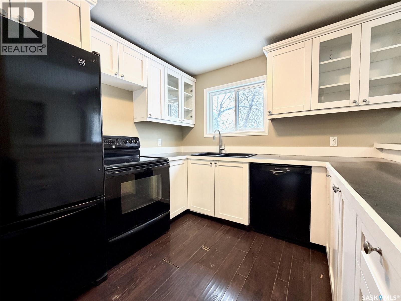 328 Q Avenue S, Saskatoon, SK - Indoor Photo Showing Kitchen