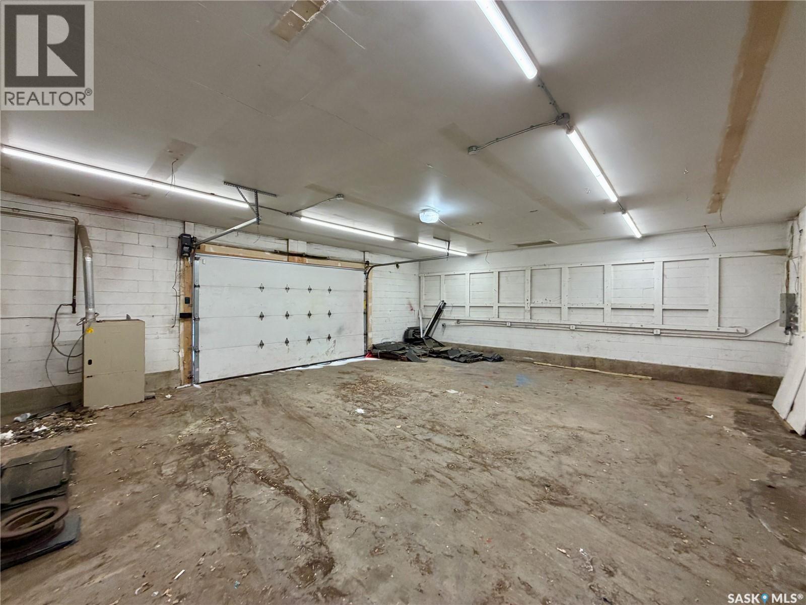 328 Q Avenue S, Saskatoon, SK - Indoor Photo Showing Garage
