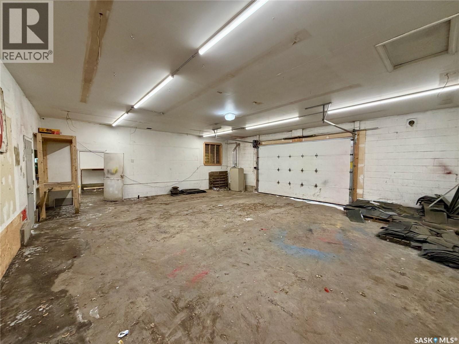 328 Q Avenue S, Saskatoon, SK - Indoor Photo Showing Garage