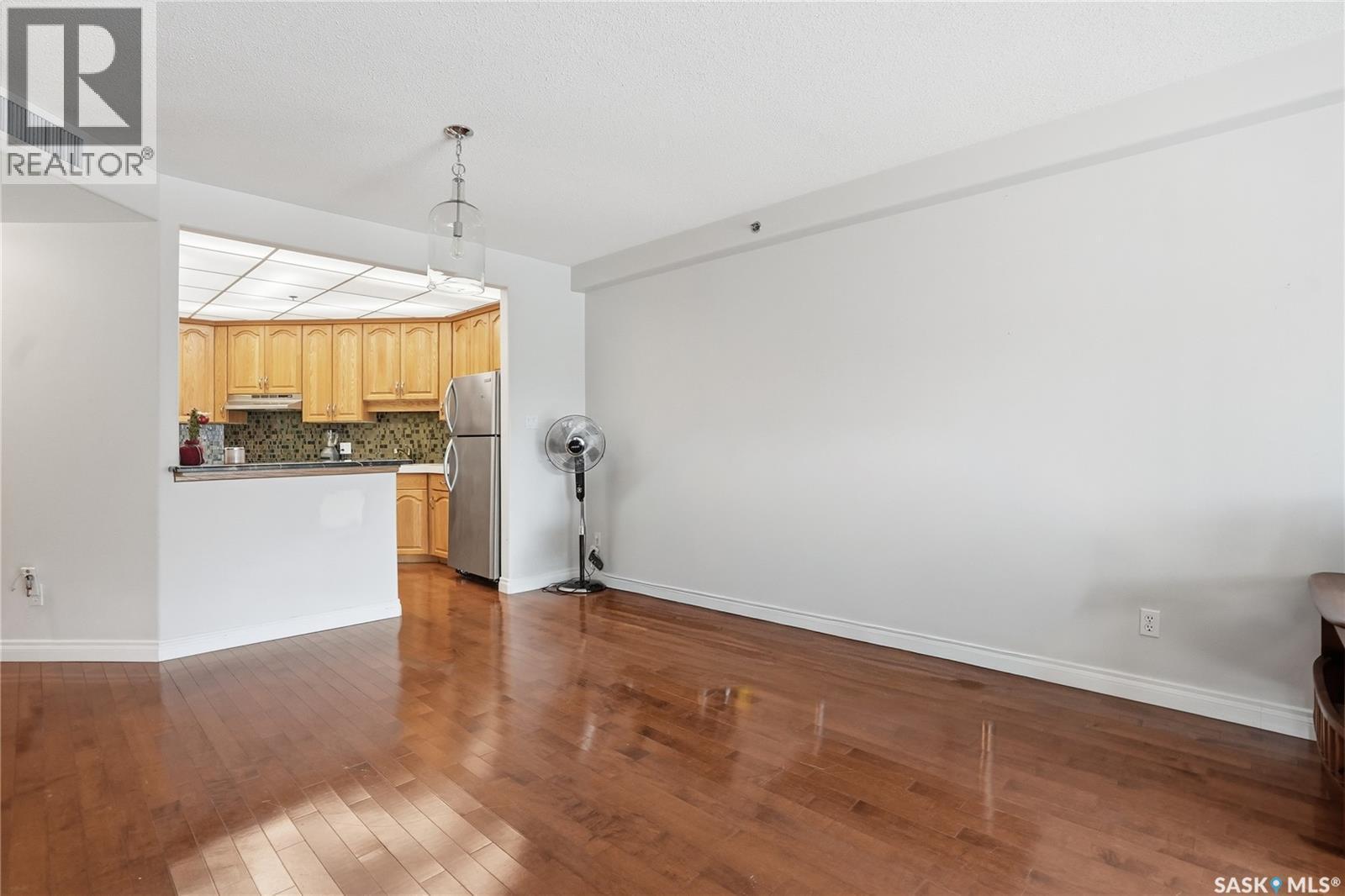 305 303 5Th Avenue, Saskatoon, SK - Indoor Photo Showing Kitchen