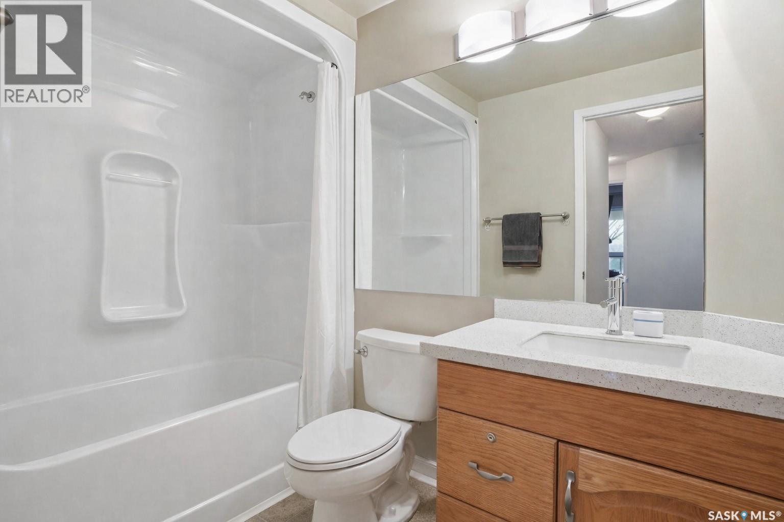 305 303 5Th Avenue, Saskatoon, SK - Indoor Photo Showing Bathroom