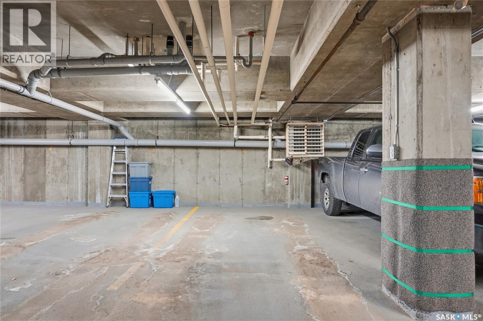 305 303 5Th Avenue, Saskatoon, SK - Indoor Photo Showing Garage