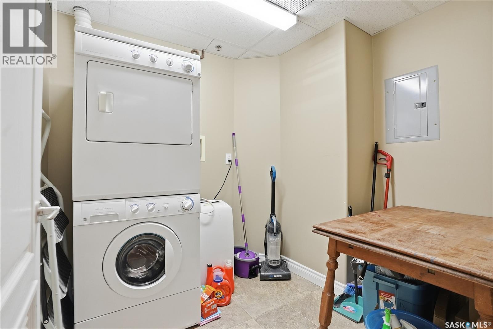 305 303 5Th Avenue, Saskatoon, SK - Indoor Photo Showing Laundry Room