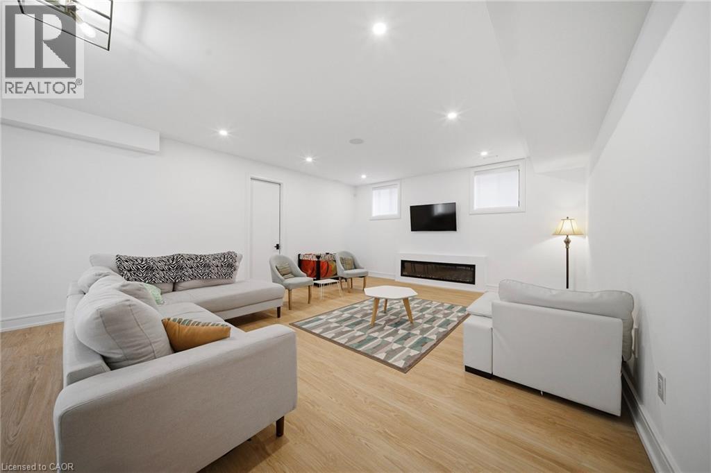 Living room with light wood finished floors, a fireplace, and recessed lighting - 2556 Glengarry Road, Mississauga, ON - Indoor
