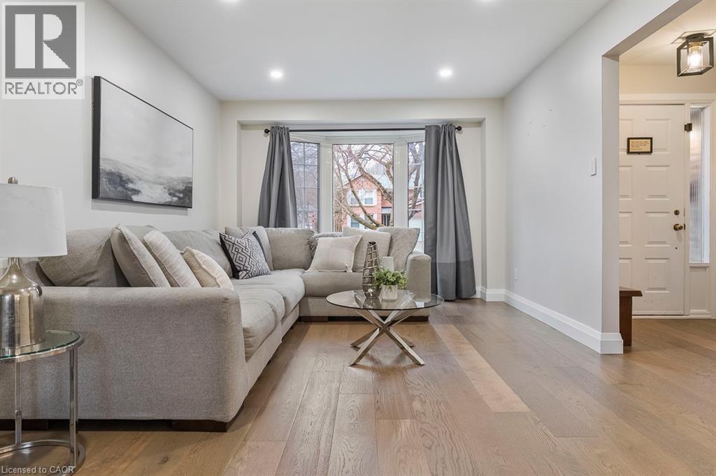1 Parkway Place, Hamilton, ON - Indoor Photo Showing Living Room
