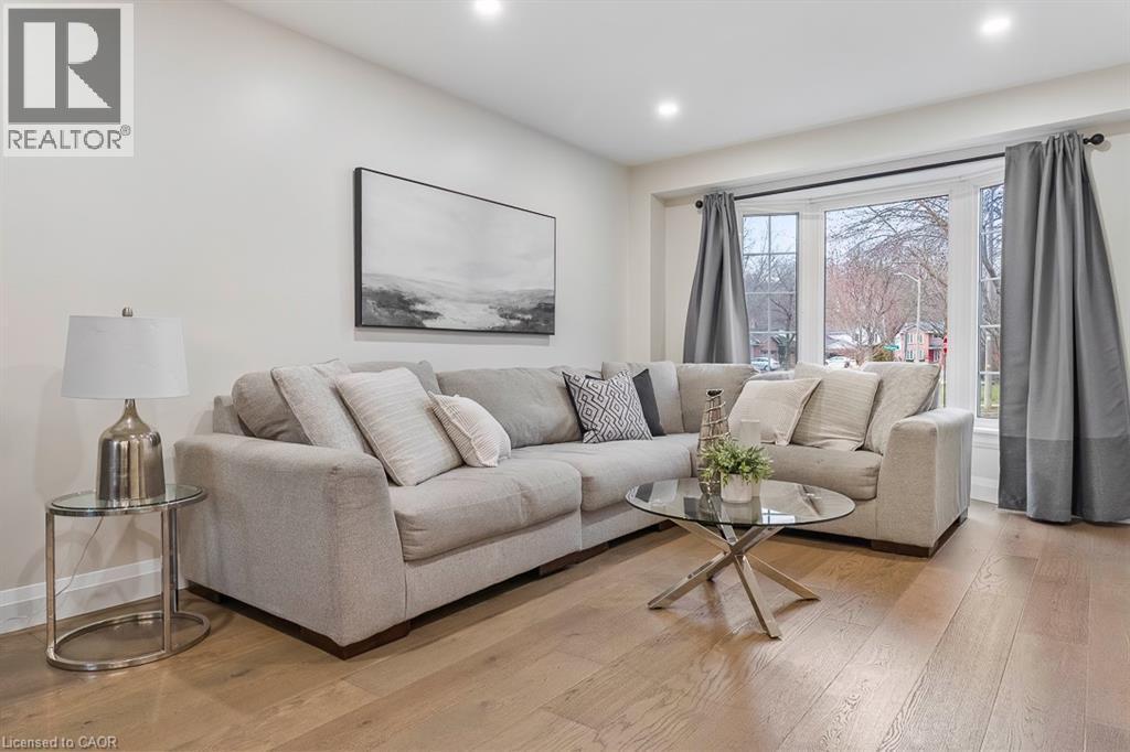 1 Parkway Place, Hamilton, ON - Indoor Photo Showing Living Room