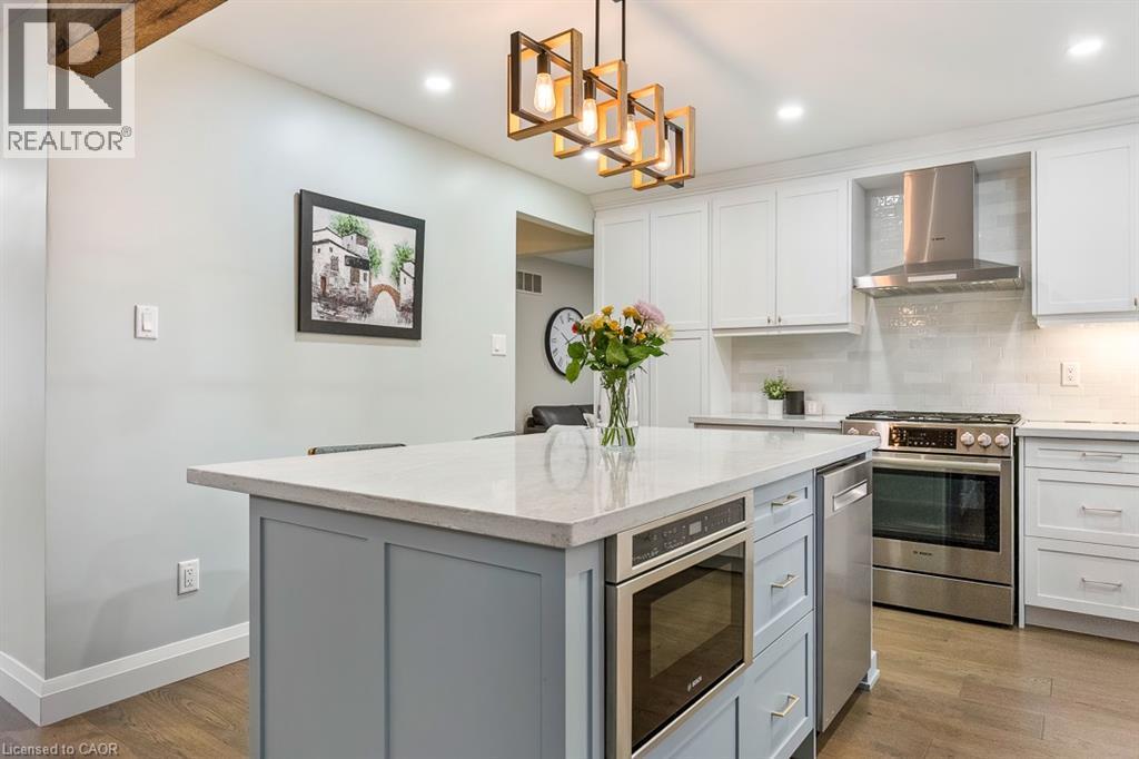 1 Parkway Place, Hamilton, ON - Indoor Photo Showing Kitchen With Upgraded Kitchen