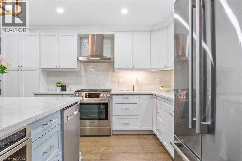 1 Parkway Place, Hamilton, ON - Indoor Photo Showing Kitchen With Upgraded Kitchen