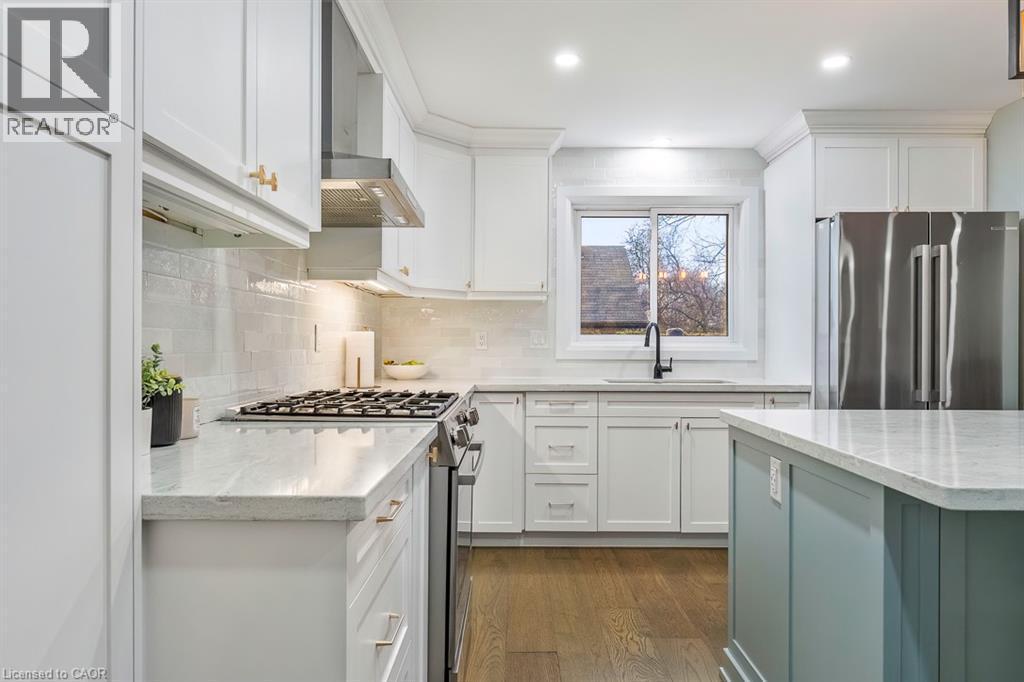 1 Parkway Place, Hamilton, ON - Indoor Photo Showing Kitchen With Upgraded Kitchen