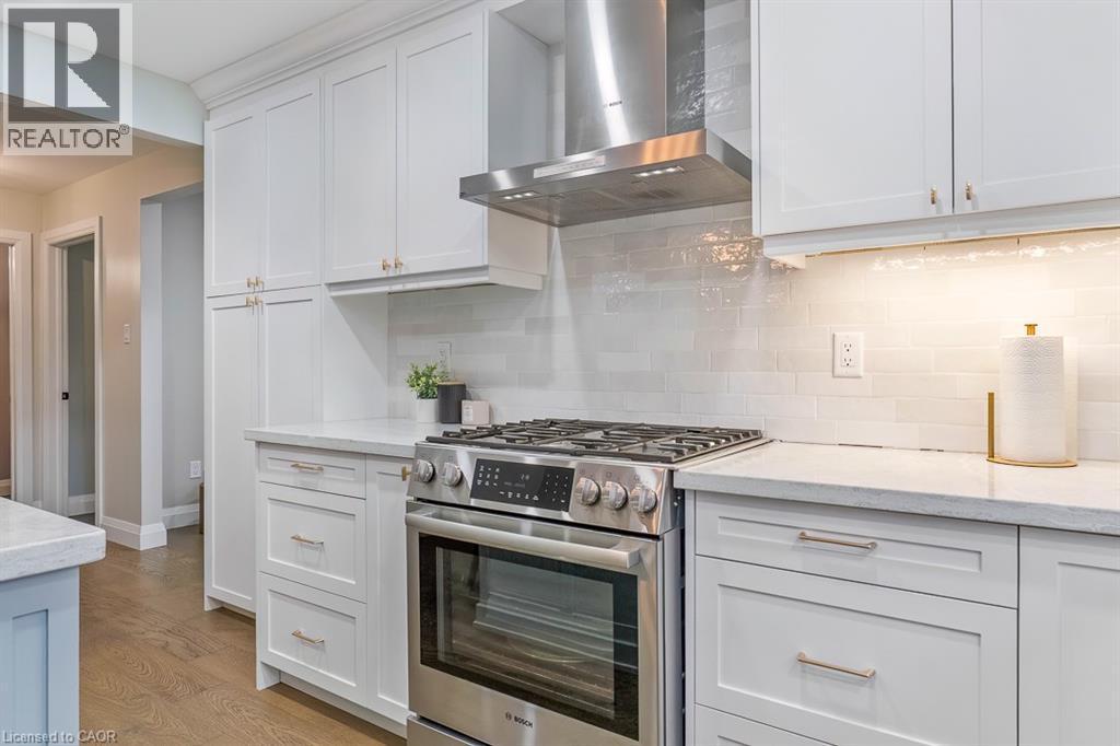 1 Parkway Place, Hamilton, ON - Indoor Photo Showing Kitchen With Upgraded Kitchen