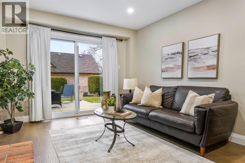 1 Parkway Place, Hamilton, ON - Indoor Photo Showing Living Room