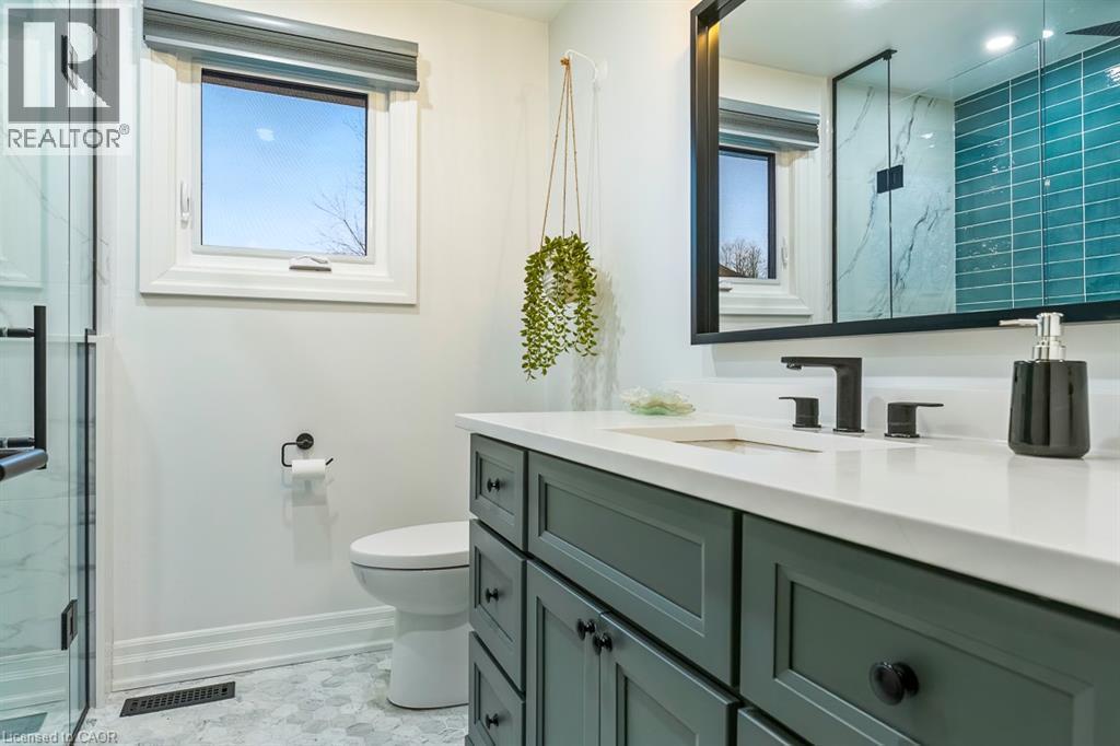 1 Parkway Place, Hamilton, ON - Indoor Photo Showing Bathroom