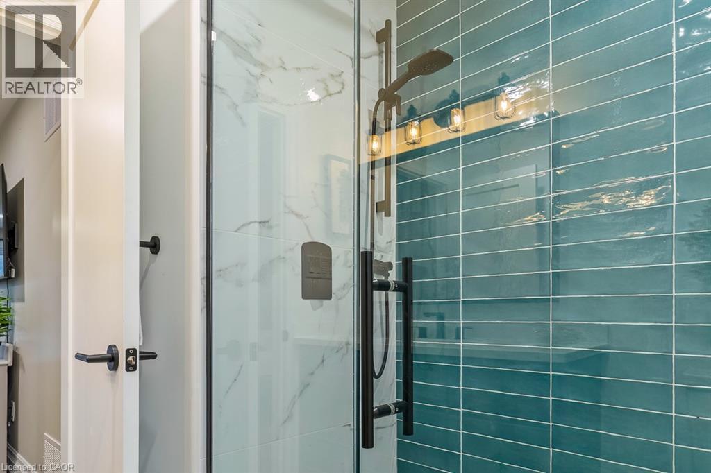 1 Parkway Place, Hamilton, ON - Indoor Photo Showing Bathroom