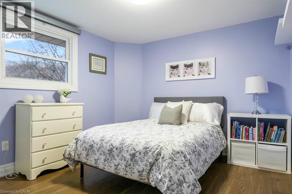1 Parkway Place, Hamilton, ON - Indoor Photo Showing Bedroom