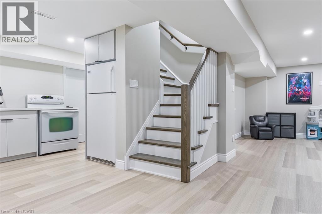 1 Parkway Place, Hamilton, ON - Indoor Photo Showing Kitchen
