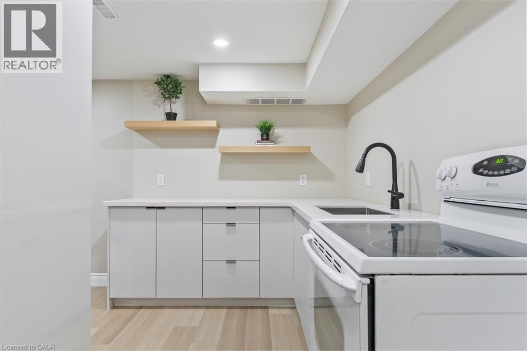 1 Parkway Place, Hamilton, ON - Indoor Photo Showing Kitchen