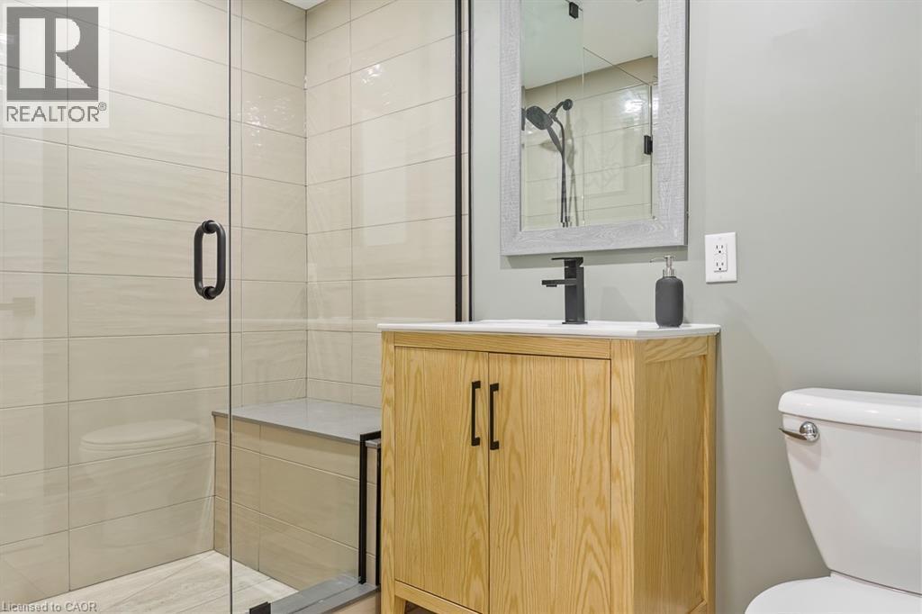 1 Parkway Place, Hamilton, ON - Indoor Photo Showing Bathroom
