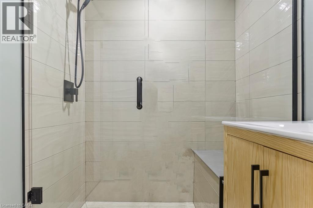 1 Parkway Place, Hamilton, ON - Indoor Photo Showing Bathroom