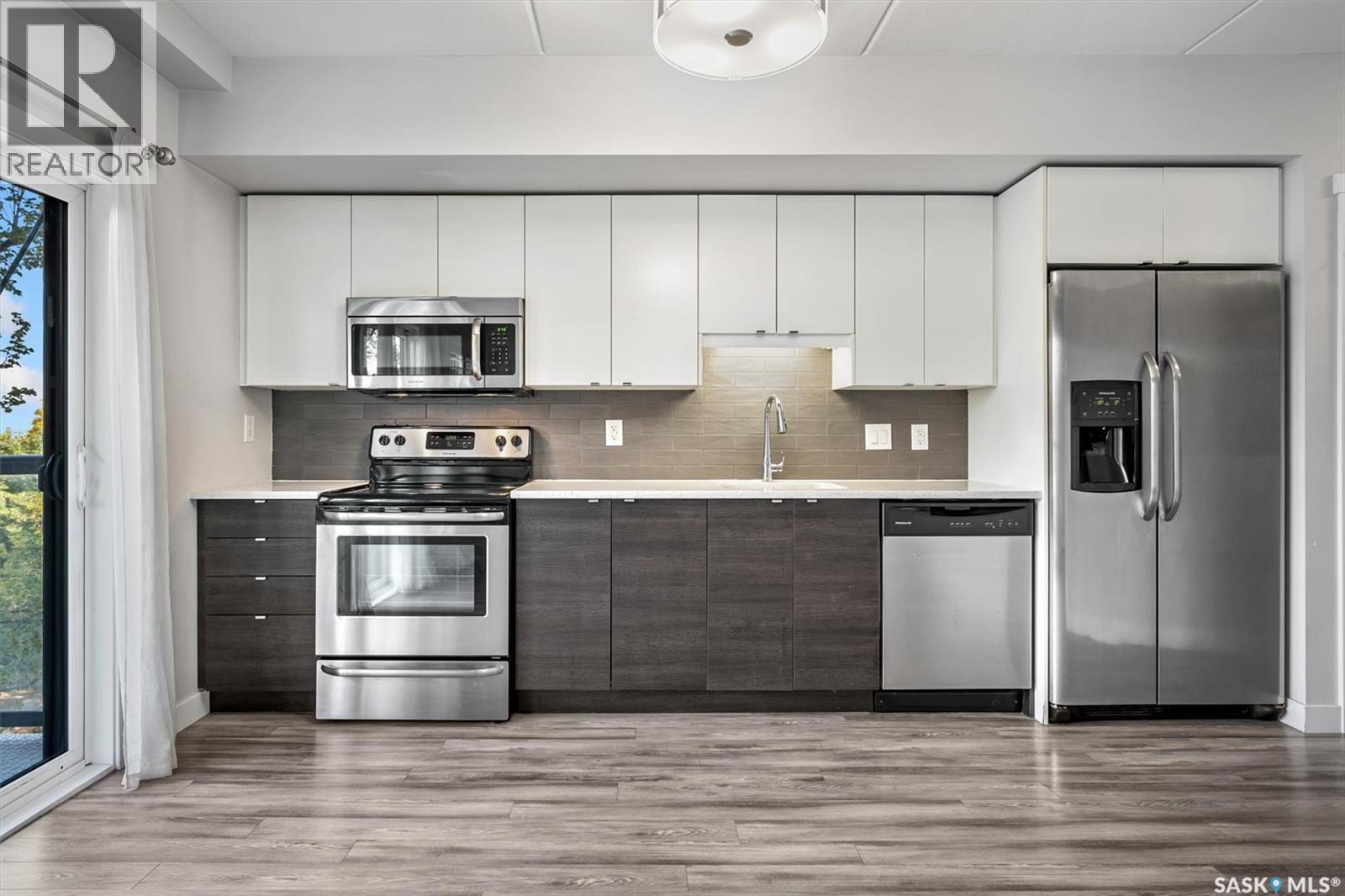 504 550 4Th Avenue N, Saskatoon, SK - Indoor Photo Showing Kitchen With Stainless Steel Kitchen With Upgraded Kitchen