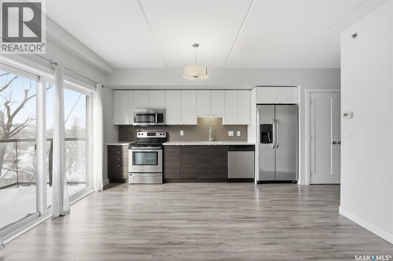 504 550 4Th Avenue N, Saskatoon, SK - Indoor Photo Showing Kitchen With Stainless Steel Kitchen