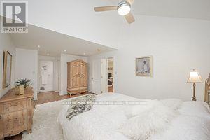885 Long Drive, Burlington, ON - Indoor Photo Showing Bedroom