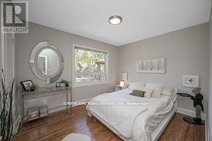 885 Long Drive, Burlington, ON - Indoor Photo Showing Bedroom