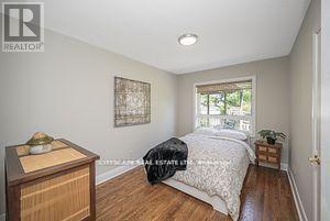 885 Long Drive, Burlington, ON - Indoor Photo Showing Bedroom