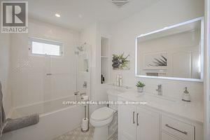 885 Long Drive, Burlington, ON - Indoor Photo Showing Bathroom