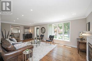 885 Long Drive, Burlington, ON - Indoor Photo Showing Living Room