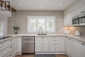 885 Long Drive, Burlington, ON - Indoor Photo Showing Kitchen With Upgraded Kitchen
